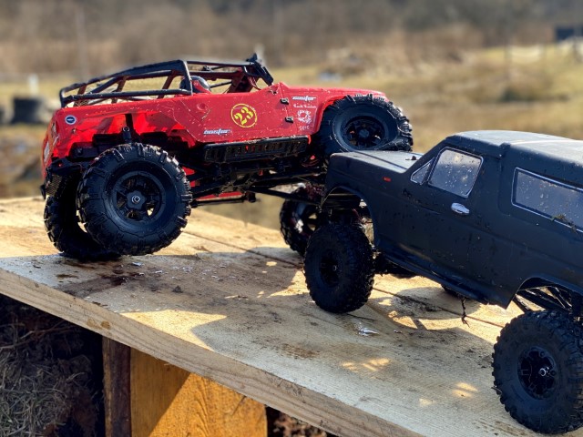 Auta RC typu crawler w akcji
