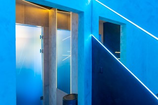 Łazienki z prysznicami na Arenie Mocy