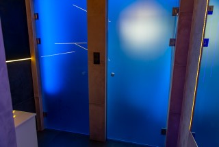 Łazienki z prysznicami na Arenie Mocy