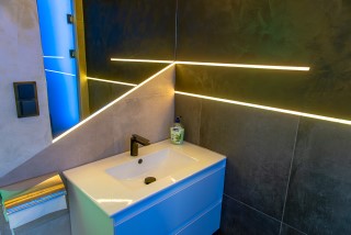 Łazienki z prysznicami na Arenie Mocy