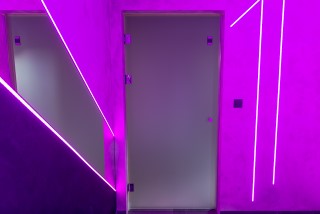 Łazienki z prysznicami na Arenie Mocy