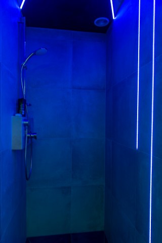 Łazienki z prysznicami na Arenie Mocy