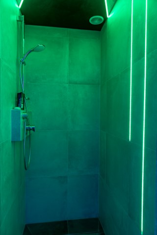 Łazienki z prysznicami na Arenie Mocy